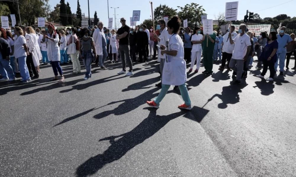 ΠΟΕΔΗΝ: Φιμώνονται πειθαρχικά γιατροί που μίλησαν στα κανάλια